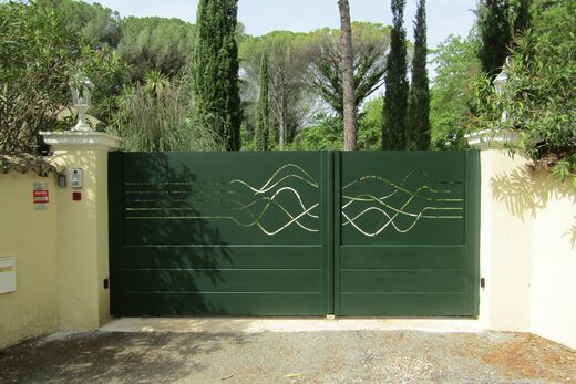 Un portail coulissant en aluminium sur mesure à Tourrettes : une réalisation qui allie design et durabilité