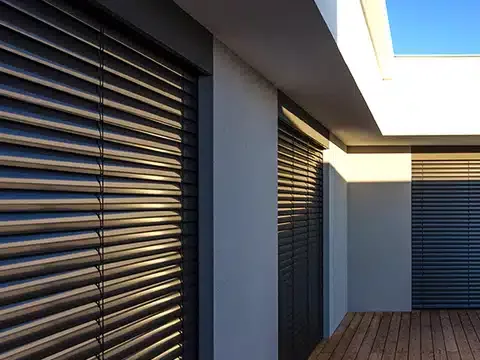 Brise-soleil&#x20;orientable&#x20;&#x3A;&#x20;un&#x20;outil&#x20;de&#x20;r&#x00E9;gulation&#x20;solaire&#x20;au&#x20;service&#x20;de&#x20;l&#x2019;architecture