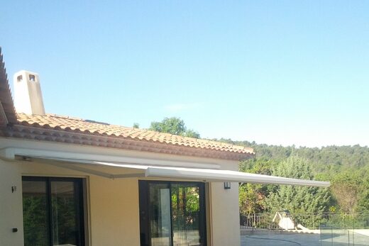 INSTALLATION STORE EXTERIEUR TERRE BLANCHE A TOURRETTES