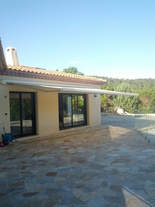 INSTALLATION&#x20;STORE&#x20;EXTERIEUR&#x20;TERRE&#x20;BLANCHE&#x20;A&#x20;TOURRETTES
