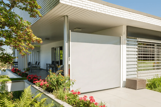 Store latéral STOBAG SIRO-FLEX : le brise-vue sur mesure pour votre terrasse dans le Var