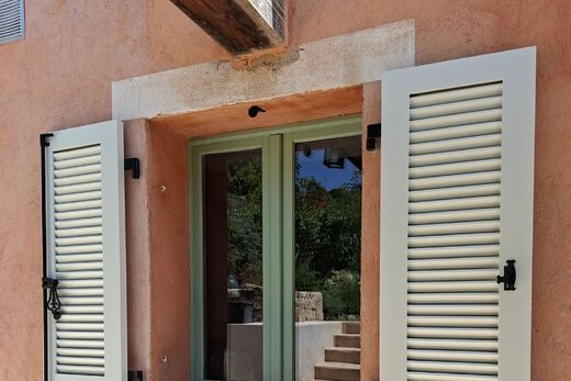 Volets battants persiennés : le charme intemporel qui protège votre maison