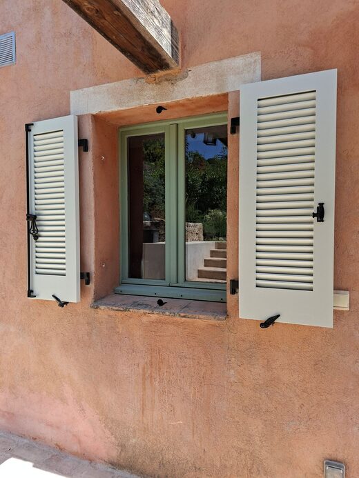 Volets&#x20;battants&#x20;persienn&#x00E9;s&#x20;&#x3A;&#x20;le&#x20;charme&#x20;intemporel&#x20;qui&#x20;prot&#x00E8;ge&#x20;votre&#x20;maison